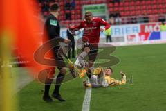 2. Bundesliga - Fußball - FC Ingolstadt 04 - Dynamo Dresden - Sonny Kittel (#10 FCI) und Niklas Kreuzer (#7 Dresden) im Zweikampf