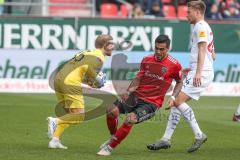 2. BL - Saison 2018/2019 - FC Ingolstadt 04 - Holstein Kiel - Philipp Heerwagen (#1 FCI) kommt einen Schritt zu spät - Dominik Reimann Torwart (#35 Kiel) - Foto: Meyer Jürgen