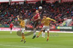 2. Bundesliga - Fußball - FC Ingolstadt 04 - Dynamo Dresden - Stefan Kutschke (#20 FCI) beim Kopfball # Florian Ballas (#23 Dresden)  Jannis Nikolaou (#4 Dresden) kommen zu spät