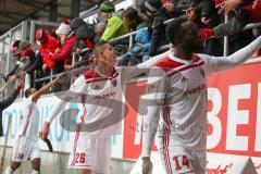 2. Bundesliga - FC Ingolstadt 04 - MSV Duisburg - Spiel ist aus, Spieler bedanken sich bei den Fans Kinder Handabklatschen, Osayamen Osawe (14, FCI) Phil Neumann (26, FCI)