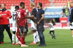 2. Bundesliga - FC Ingolstadt 04 - SC Paderborn 07 - Niederlage 1:2, Spiel ist aus, hängende Köpfe bei Ingolstadt, Cheftrainer Alexander Nouri (FCI) bedankt sich bei Marvin Matip (34, FCI)