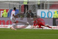 2. BL - Saison 2018/2019 - FC Ingolstadt 04 - MSV Duisburg - Philipp Heerwagen (#1 FCI) wehrt einen Ball ab - Foto: Meyer Jürgen