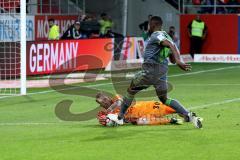 2. BL - Saison 2018/2019 - FC Ingolstadt 04 - FC St. Pauli - Osayamen Osawe (#14 FCI) mit einer Torchance - Robin Himmelmann (#30 Torwart St.Pauli) - Foto: Meyer Jürgen