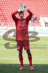 2. Bundesliga - FC Ingolstadt 04 - VfL Bochum - Torwart Philipp Tschauner (41, FCI) bedankt sich bei den Fans