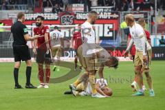 2. Bundesliga - Fußball - FC Ingolstadt 04 - FC Erzgebirge Aue - rechts Lucas Galvao (3 FCI) Diskussion mit dem Schiedsrichter