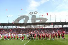2. Bundesliga - FC Ingolstadt 04 - SC Paderborn 07 - Trikotübergabe, Schanzengeber 11 Freunde stehen Spalier beim Einmarsch