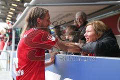 2. BL - Saison 2018/2019 - FC Ingolstadt 04 - Darmstadt 98 - Björn Paulsen (#4 FCI) bedankt sich bei den Fans - Foto: Meyer Jürgen