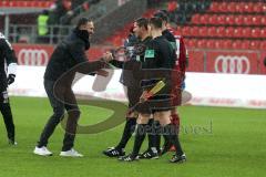 2. Bundesliga - FC Ingolstadt 04 - SSV Jahn Regensburg - Cheftrainer Achim Beierlorzer (Jahn) bedankt sich bei den Schiedsrichtern