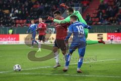 2. Bundesliga - Fußball - FC Ingolstadt 04 - 1. FC Magdeburg - Kampf um den Ball vor dem Tor Darío Lezcano (11, FCI) Torwart Giori Loria (1 Magdeburg) Michel Niemeyer (19 Magdeburg)