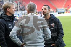 2. Bundesliga - FC Ingolstadt 04 - DSC Arminia Bielefeld - Spiel ist aus, Unentschieden 1:1, Cheftrainer Alexander Nouri (FCI) geht vom Platz und redet mit Geschäftsführer Harald Gärtner (FCI) und Co-Trainer Markus Feldhoff (FCI)