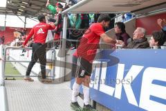 2. BL - Saison 2018/2019 - FC Ingolstadt 04 - Darmstadt 98 - Almog Cohen (#8 FCI) bedankt sich bei den Fans - Foto: Meyer Jürgen