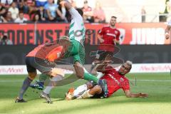 2. Bundesliga, 2. Spieltag, Fußball, FC Ingolstadt 04 - SpVgg Greuther Fürth, Mario Maloca (22 Fürth) rettet Ball Darío Lezcano (11, FCI) Torwart Sascha Burchert (30 Fürth)