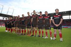 2. Bundesliga - FC Ingolstadt 04 - SC Paderborn 07 - Trikotübergabe, Schanzengeber 11 Freunde stehen Spalier beim Einmarsch