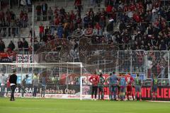 2. Bundesliga - Fußball - FC Ingolstadt 04 - FC St. Pauli - Spiel ist aus 0:1 Niederlage, hängende Köpfe Team bedankt sich bei den Fans, werden beschimpft