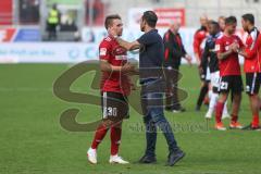 2. BL - Saison 2018/2019 - FC Ingolstadt 04 - SC Paderborn 07 - Alexander Nouri (Cheftrainer FCI) bedankt sich bei Thomas Pledl (#30 FCI) nach dem Spiel - Foto: Meyer Jürgen