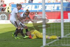 2. Bundesliga - Fußball - FC Ingolstadt 04 - SV Sandhausen - Torwart Marcel Schuhen (1 SV) hält sicher Jesper Verlat (4 SV)