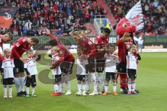 2. Bundesliga - Fußball - FC Ingolstadt 04 - Dynamo Dresden - Marcel Gaus (#19 FCI) Paulo Otavio (#6 FCI) Sonny Kittel (#10 FCI) Dario Lezcano (#11 FCI) mit den Einlauf Kids