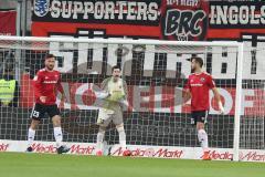 2. Bundesliga - Fußball - FC Ingolstadt 04 - 1. FC Magdeburg - Torwart Philipp Tschauner (41, FCI) feuert seine Mitspieler an, Robin Krauße (23, FCI) Mergim Mavraj (15, FCI)