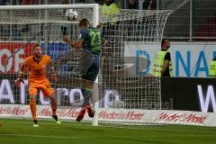 2. BL - Saison 2018/2019 - FC Ingolstadt 04 - FC St. Pauli - Tobias Schröck (#21 FCI) mit einem Kopfball auf das Tor - Robin Himmelmann (#30 Torwart St.Pauli) - Foto: Meyer Jürgen