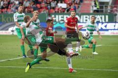 2. Bundesliga, 2. Spieltag, Fußball, FC Ingolstadt 04 - SpVgg Greuther Fürth, Zweikampf Thorsten Röcher (29 FCI) versucht zu schießen links Richárd Magyar (5 Fürth) stört
