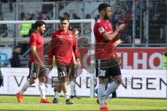 2. Bundesliga - Fußball - FC Ingolstadt 04 - SV Sandhausen - Spiel ist aus, 1:2, Niederlage für FCI, hängende Köpfe, Almog Cohen (8, FCI) und Darío Lezcano (11, FCI) Fatih Kaya (36, FCI) gehen zu den Fans