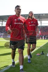 2. BL - Saison 2018/2019 - FC Ingolstadt 04 - SV Sandhausen - Dario Lezcano (#11 FCI) - Björn Paulsen (#4 FCI) - verlässt das Spielfeld nach dem warm machen   -Foto: Meyer Jürgen