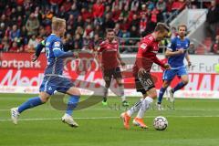 2. Bundesliga - FC Ingolstadt 04 - SV Darmstadt 98 - Thomas Pledl (30, FCI) zum Tor, Sturm, Holland, Fabian (Darmstadt 32) stört von hinten