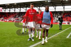 2. BL - Saison 2018/2019 - FC Ingolstadt 04 - MSV Duisburg - Stefan Kutschke (#20 FCI) - Osayamen Osawe (#14 FCI) - Stefan Kutschke (#20 FCI) - verlassen das Spielfeld nach dem warm machen - Foto: Meyer Jürgen