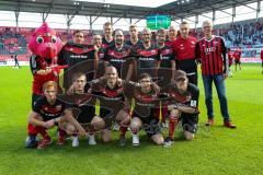 2. Bundesliga - FC Ingolstadt 04 - SC Paderborn 07 - Trikotübergabe, Schanzengeber 11 Freunde mit rechts Tobias Schröck (21, FCI)