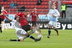 2. Bundesliga - FC Ingolstadt 04 - DSC Arminia Bielefeld - Konstantin Kerschbaumer (7, FCI) wird von den Beinen Geholt Tom Schütz (6 Bielefeld), hinten Brian Behrendt (3 Bielefeld)