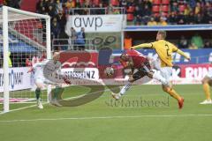 2. Bundesliga - Fußball - FC Ingolstadt 04 - Dynamo Dresden - Dario Lezcano (#11 FCI) mit dem Kopf gegen Linus Wahlqvist (#2 Dresden)  und Markus Schubert (#1 Dresden)