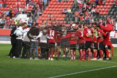2. BL - Saison 2018/2019 - FC Ingolstadt 04 - SC Paderborn 07 - Die Mannschaft bildet einen Kreis nach dem Spiel - Foto: Meyer Jürgen