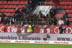 2. Bundesliga - FC Ingolstadt 04 - MSV Duisburg - Spiel ist aus, Spieler bedanken sich bei den Fans Kinder Handabklatschen