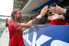 2. BL - Saison 2018/2019 - FC Ingolstadt 04 - Darmstadt 98 - Björn Paulsen (#4 FCI) bedankt sich bei den Fans - Foto: Meyer Jürgen