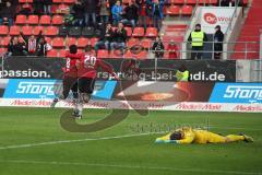 2. Bundesliga - FC Ingolstadt 04 - DSC Arminia Bielefeld - Tor Jubel 1:0 für FCI durch Almog Cohen (8, FCI) mit Stefan Kutschke (20, FCI), Torwart Philipp Klewin ( Bielefeld) liegt am Boden