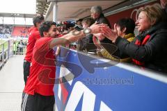 2. BL - Saison 2018/2019 - FC Ingolstadt 04 - Darmstadt 98 - Almog Cohen (#8 FCI) bedankt sich bei den Fans - Foto: Meyer Jürgen