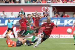 2. Bundesliga, 2. Spieltag, Fußball, FC Ingolstadt 04 - SpVgg Greuther Fürth, Torwart Sascha Burchert (30 Fürth) Ball an Latte, Thorsten Röcher (29 FCI) Darío Lezcano (11, FCI) hinten Thomas Pledl (30, FCI)