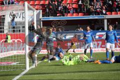 2. Bundesliga - FC Ingolstadt 04 - VfL Bochum - Tor Jubel Sonny Kittel (10, FCI) gegen Torwart Riemann, Manuel (VfL 1) am Boden, 1:0