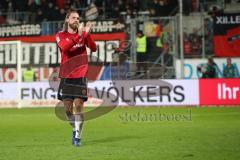 2. Bundesliga - Fußball - FC Ingolstadt 04 - 1. FC Magdeburg - Niederlage 0:1 Heimspiel, enttäuschte Gesichter, Björn Paulsen (4, FCI) bedankt sich bei den Fans