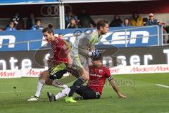 2. Bundesliga - FC Ingolstadt 04 - Hamburger SV - Torwart Pollersbeck, Julian (1 HSV) schneller vor Jonatan Kotzke (25) und Almog Cohen (8, FCI)