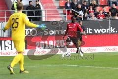 2. Bundesliga - FC Ingolstadt 04 - DSC Arminia Bielefeld - rechts Osayamen Osawe (14, FCI) sucht Anspielpartner, Torwart Philipp Klewin ( Bielefeld)