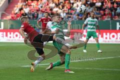 2. Bundesliga, 2. Spieltag, Fußball, FC Ingolstadt 04 - SpVgg Greuther Fürth, Thomas Pledl (30, FCI) Zweikampf Richárd Magyar (5 Fürth)