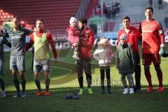 2. Bundesliga - FC Ingolstadt 04 - VfL Bochum - Sieg für Ingolstadt, Jubel mit den Fans, danke Fankurve Ehrenrunde Tanz, Björn Paulsen (4, FCI) Fatih Kaya (36, FCI) Christian Träsch (28, FCI) mit Tochter, Darío Lezcano (11, FCI) mit Kinder, Torwart Philip