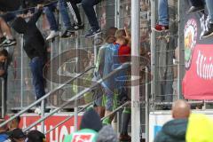 2. Bundesliga - Fußball - FC Ingolstadt 04 - FC St. Pauli - Spiel ist aus 0:1 Niederlage, hängende Köpfe Team bedankt sich bei den Fans, werden beschimpft, Charlison Benschop (35 FCI) Robert Leipertz (13, FCI) reden mit den Fans