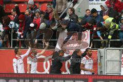 2. Bundesliga - FC Ingolstadt 04 - MSV Duisburg - Spiel ist aus, Spieler bedanken sich bei den Fans Kinder Handabklatschen