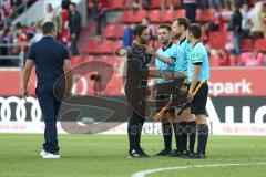 2. Bundesliga, 2. Spieltag, Fußball, FC Ingolstadt 04 - SpVgg Greuther Fürth, Cheftrainer Stefan Leitl (FCI) bedankt sich bei den Schiedsrichtern