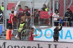 2. Bundesliga - FC Ingolstadt 04 - DSC Arminia Bielefeld - Spiel ist aus, Unentschieden 1:1, Spieler bedanken sich be den Fans, Benedikt Gimber (5, FCI) Marvin Matip (34, FCI) Thorsten Röcher (29 FCI) Torwart Marco Knaller (16, FCI)