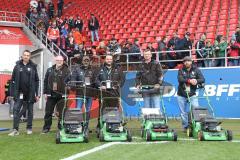 2. Bundesliga - FC Ingolstadt 04 - SV Darmstadt 98 - nach dem Spiel kommen die Greenkeeper