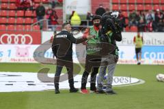 2. Bundesliga - Fußball - FC Ingolstadt 04 - Dynamo Dresden - Tomas Oral (Cheftrainer FCI) begrüßt die Kameramänner