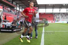 2. BL - Saison 2018/2019 - FC Ingolstadt 04 - Thorsten Röcher (#29 FCI) geht zum warm machen auf das Spielfeld - Foto: Meyer Jürgen